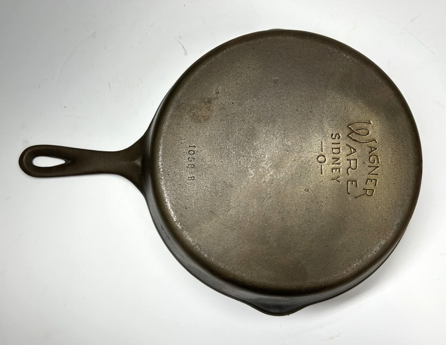 WAGNER WARE #8 CAST IRON SKILLET (1 of 2)
