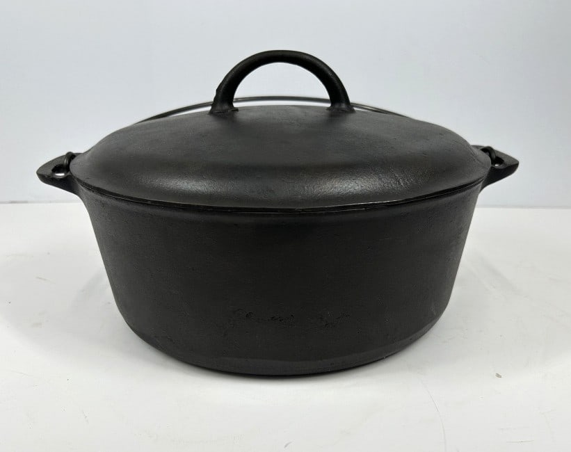 GRISWOLD CAST IRON DUTCH OVEN: GRISWOLD CAST IRON DUTCH OVEN #9 834H WITH LID AND HANDLE