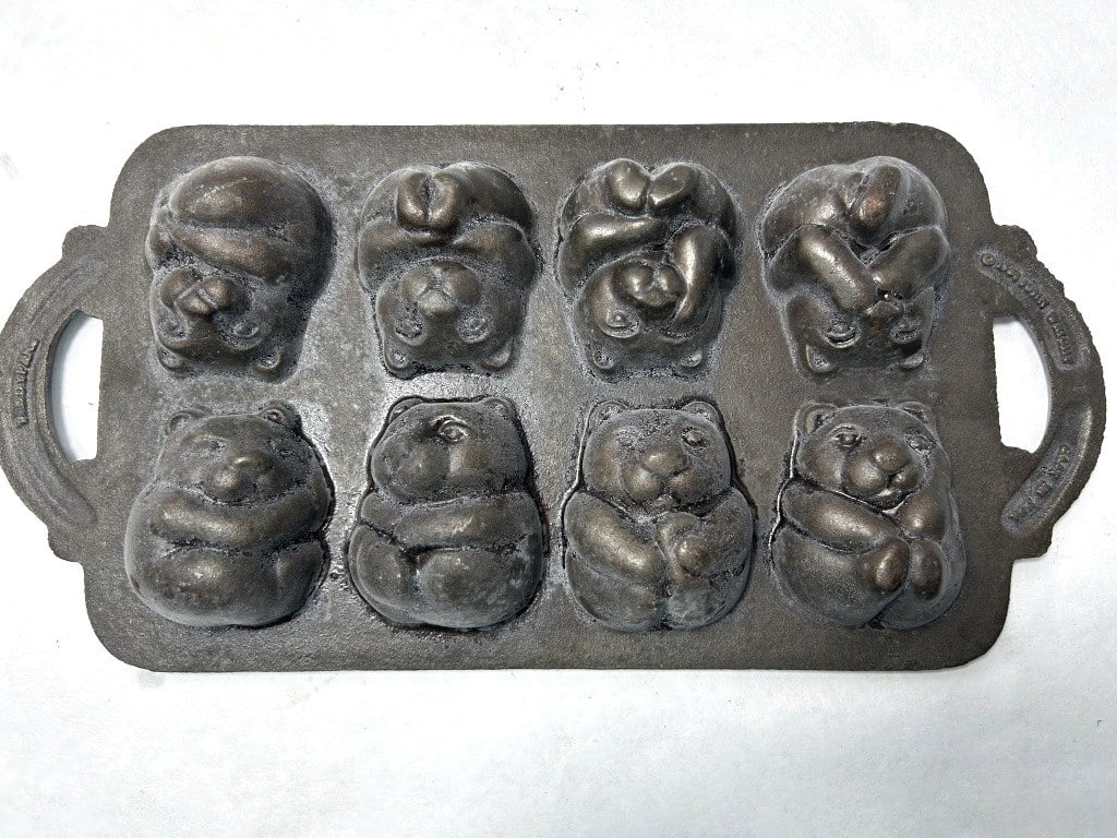 CAST IRON TEDDY BEAR PAN: JOHN WRIGHT CAST IRON TEDDY BEAR MUFFIN PAN