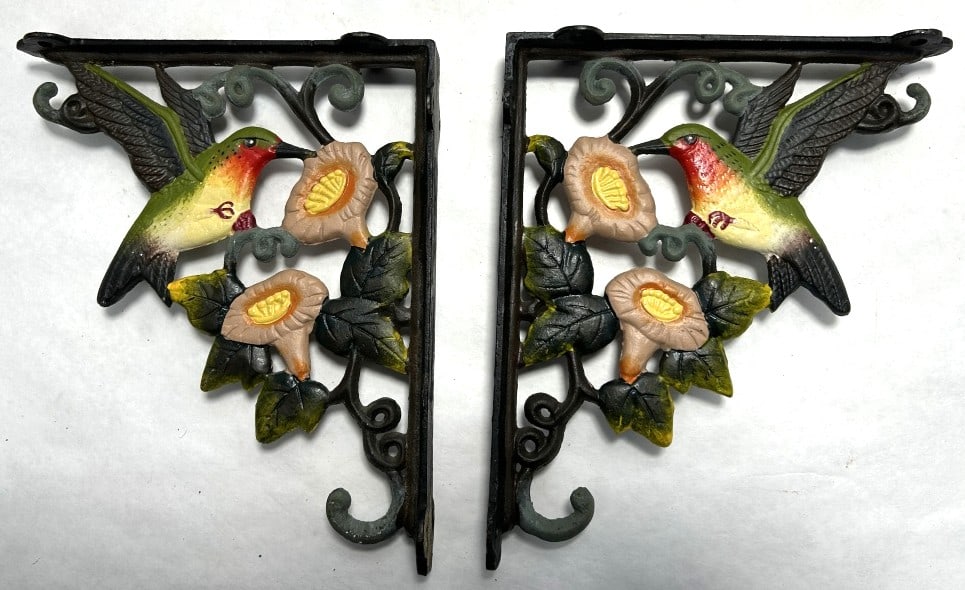 PAIR OF CAST IRON DECORATIVE WALL BRACKETS (1 of 2)