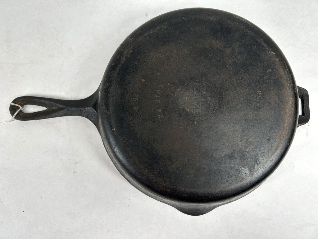 GRISWOLD NUMBER 8 CAST IRON SKILLET (1 of 2)
