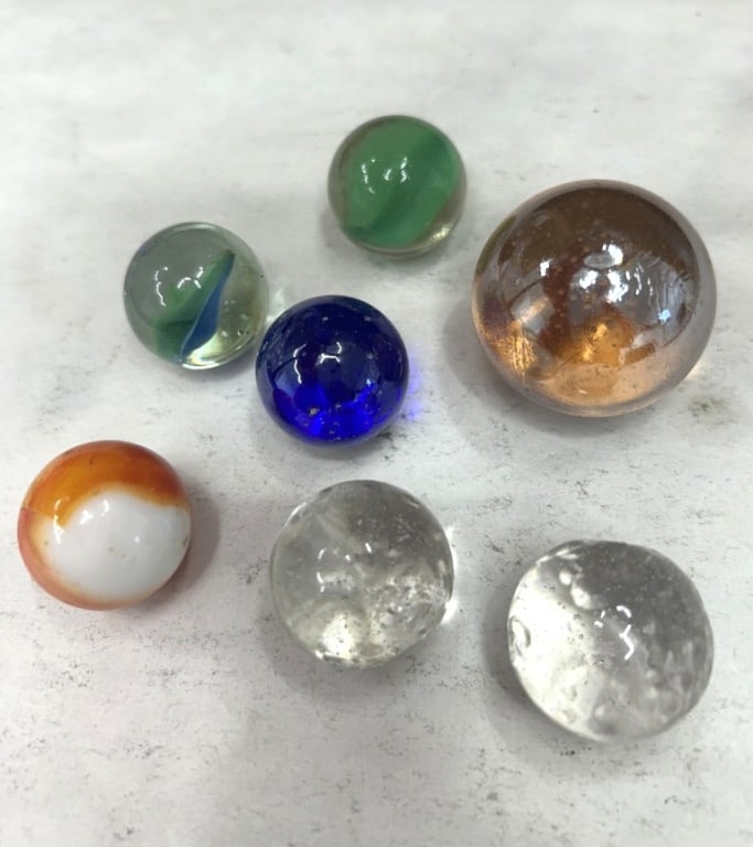VINTAGE SHOOTER MARBLES: LOT OF MARBLES INCLUDING LARGE SHOOTER MARBLE