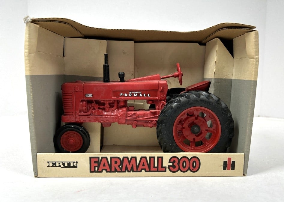 ERTL FARMALL 300: 1/16 ERTL FARMALL 300 TRACTOR NF