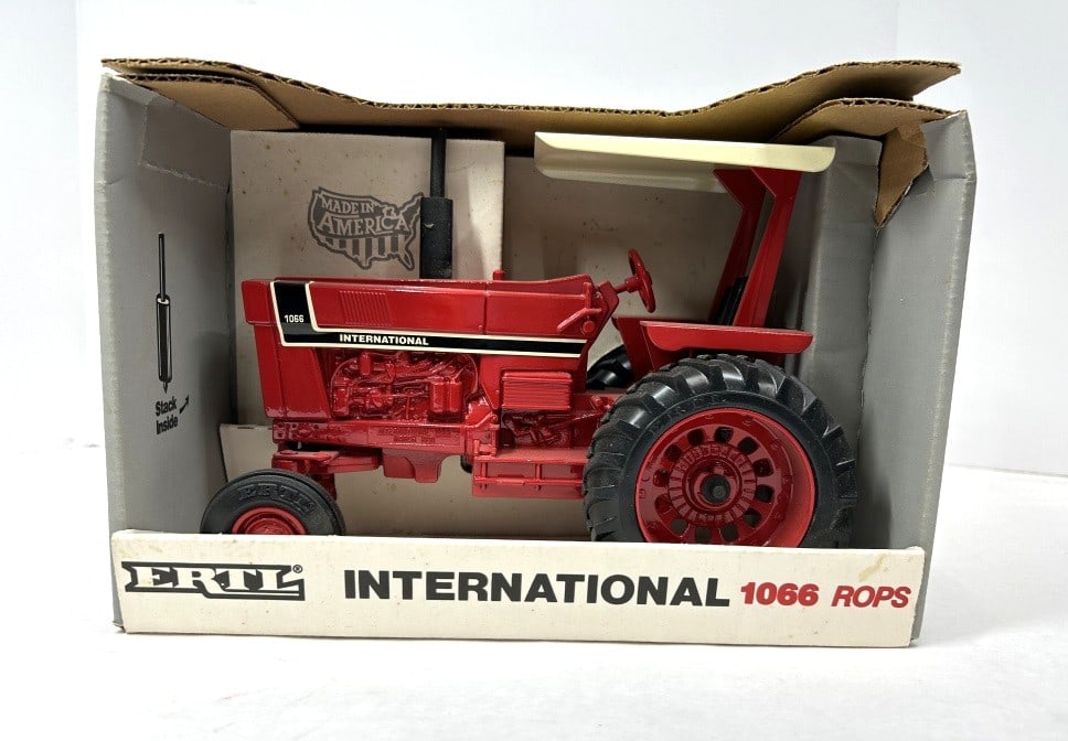 ERTL INTERNATIONAL 1066 ROPS TRACTOR SPECIAL EDITI (1 of 3)