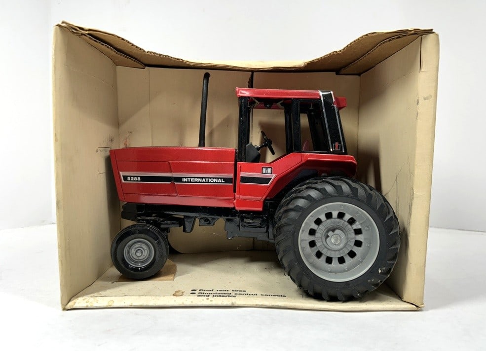 ERTL INTERNATIONAL 5288 TRACTOR WITH CAB (1 of 3)