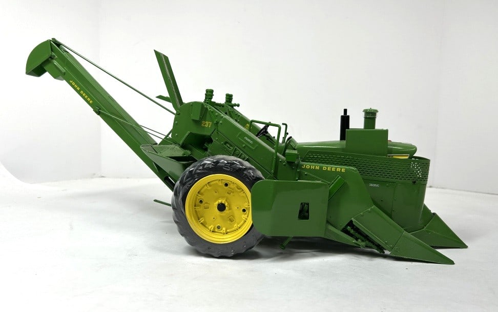 ERTL JOHN DEERE 4020 WITH 237 CORN PICKER: 1/16 ERTL JOHN DEERE 4020 WITH 237 CORN PICKER PRECISION CLASSICS SERIES NF