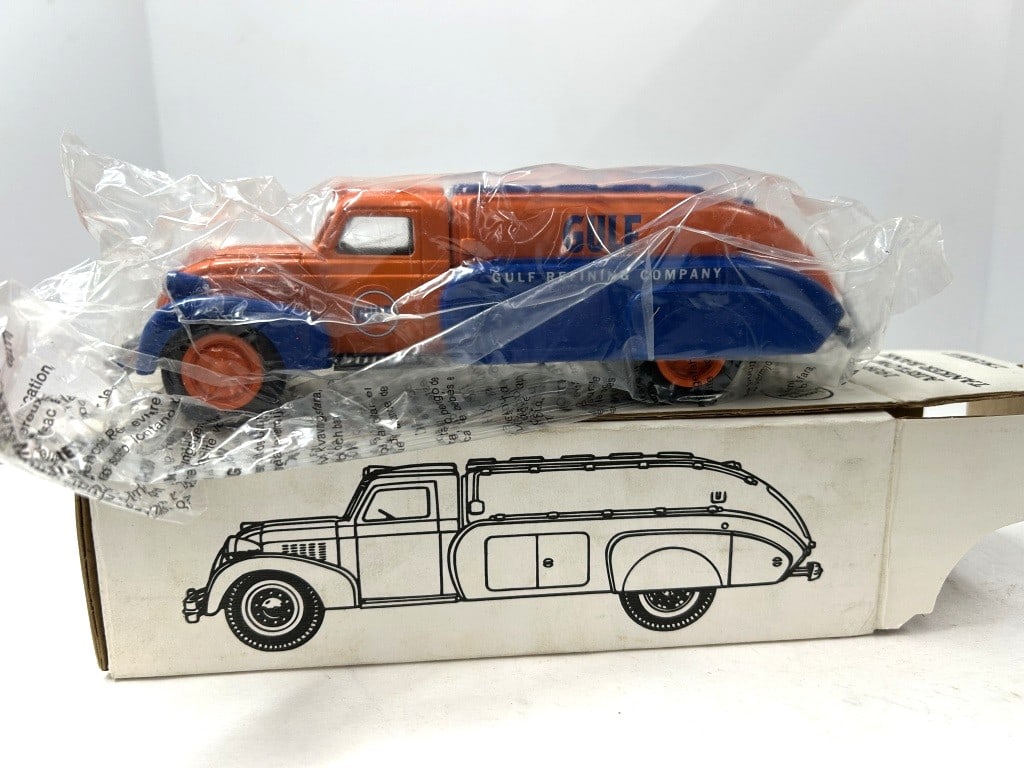 1939 ERTL AIRFLOW TANKER BANK: 1/34 SCALE ERTL 1939 SIRFLOW TANKER BANK DIE CAST METAL ITEM NO. 4908GULF STOCK NO. 1124 NIB