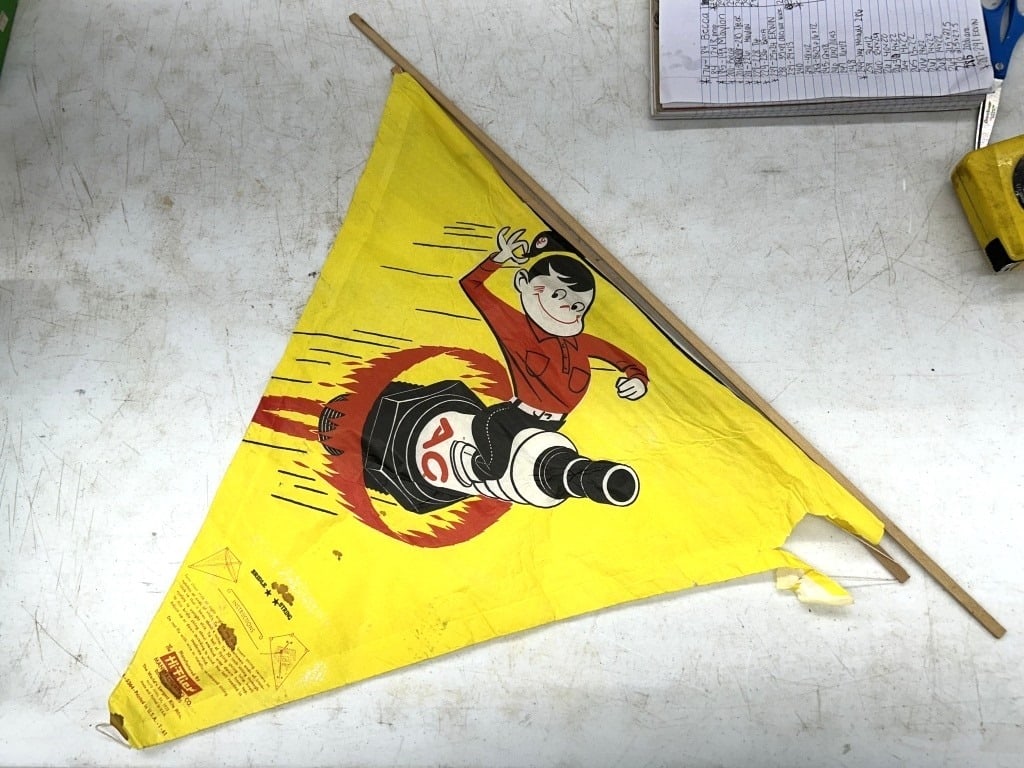 VINTAGE HI-FLIER KITE WITH AC SPARK PLUGS AD (1 of 3)
