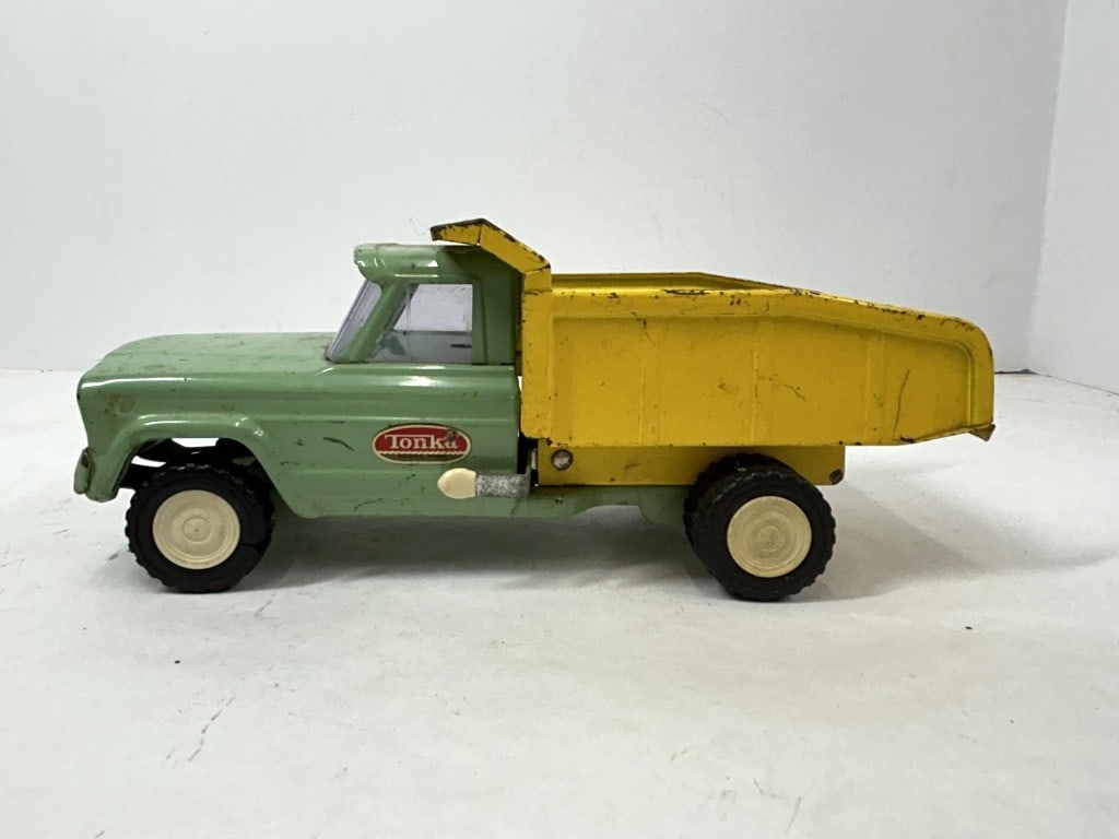 TONKA CLASSIC MIGHTY DUMP TRUCK (1 of 6)