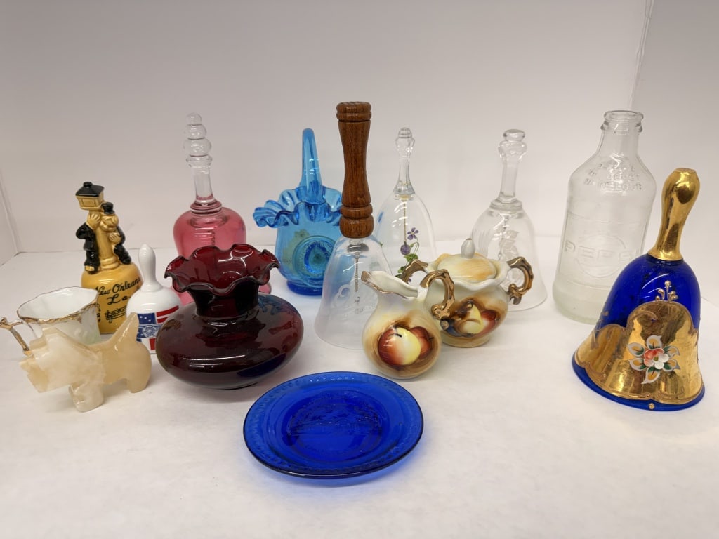 BOYD CRYSTAL ART GLASS PLATE AND MORE: ASSORTMENT OF GLASS LOT