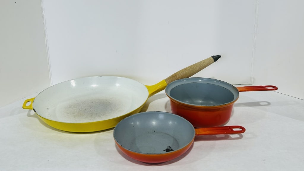 VINTAGE DESCOWARE ENAMELED CAST IRON: FLAME ORANGE DESCOWARE SAUCE PAN, LOT ALSO INCLUDES 2 ENAMEL SKILLETS