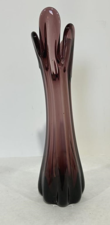 VINTAGE FIVE FINGER SWUNG VASE: VINTAGE FIVE FINGER SWUNG VASE IN AMETHYST PURPLE