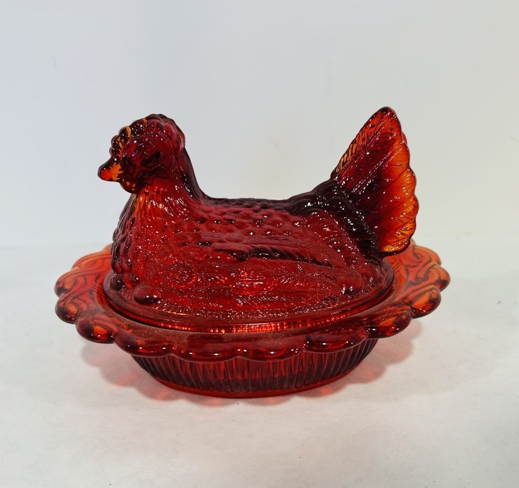 MOSSER RED HEN ON NEST: NO CHIPS OR CRACKS