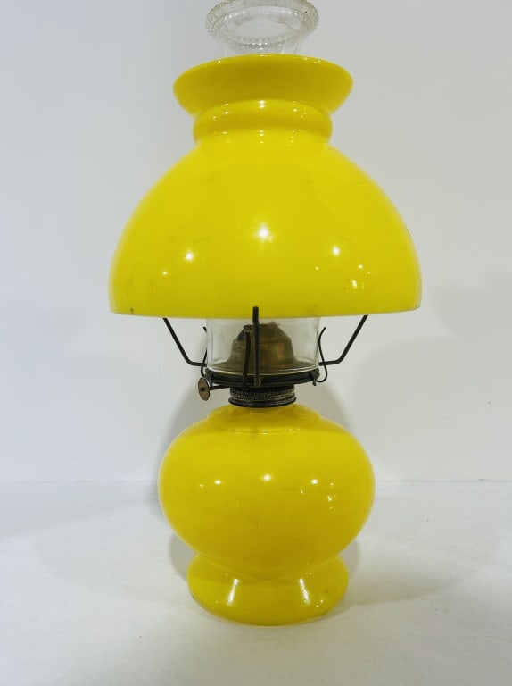 VINTAGE YELLOW GLASS OIL LAMP (1 of 3)