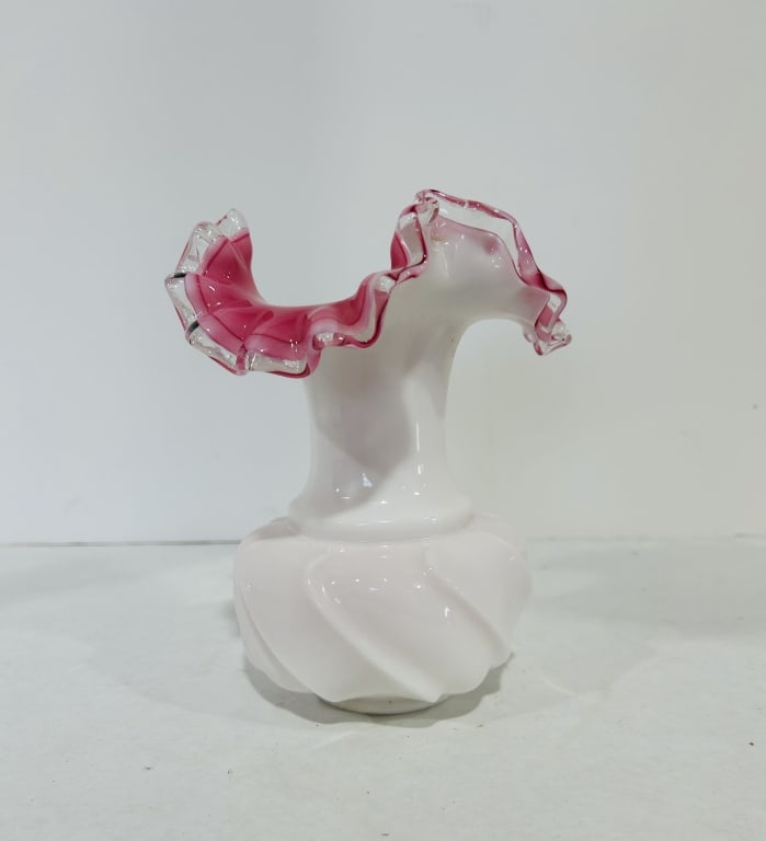 VINTAGE FENTON PEACH CREST VASE (1 of 3)