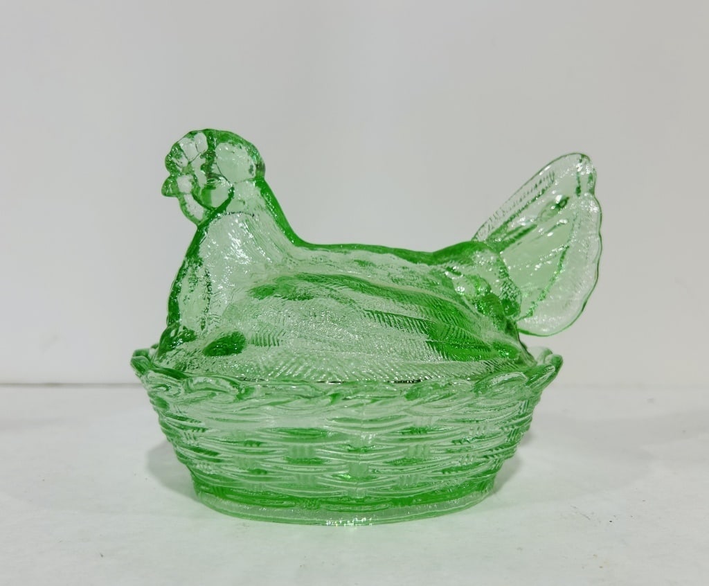 CLEAR GREEN HEN ON NEST: NO CHIPS OR CRACKS UNKNOW MANUFACTURER