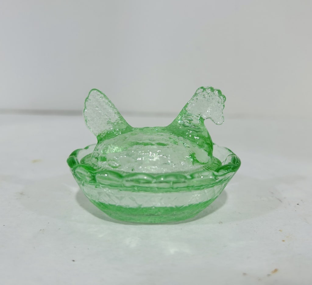 MINI HEN ON NEST CLEAR GREEN: MINI HEN NO CHIPS OR CRACKS