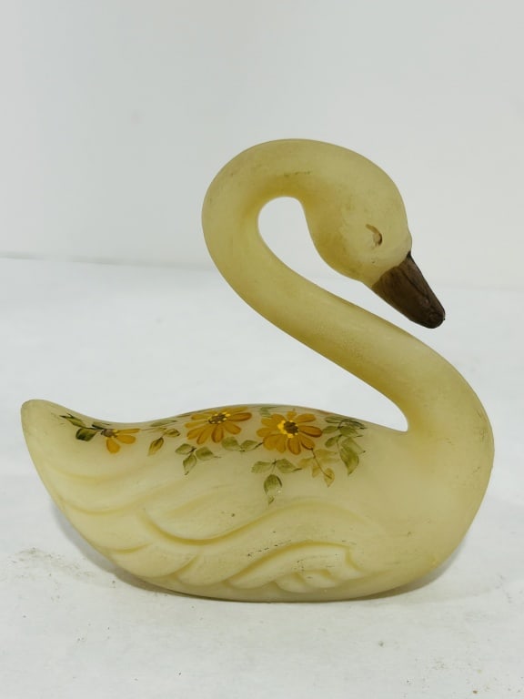 FENTON DAISIES ON CUSTARD SWAN (1 of 2)