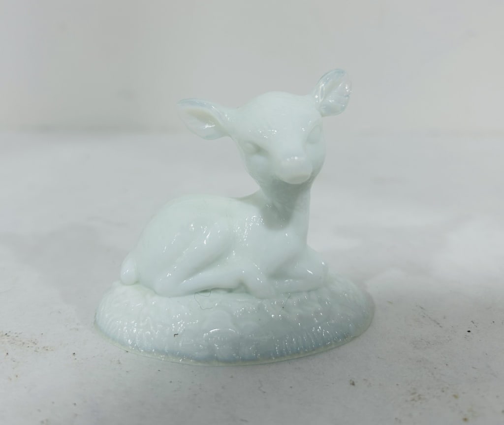 BOYD GLASS BINGO THE DEER IN WHITE: NO CHIPS OR CRACKS