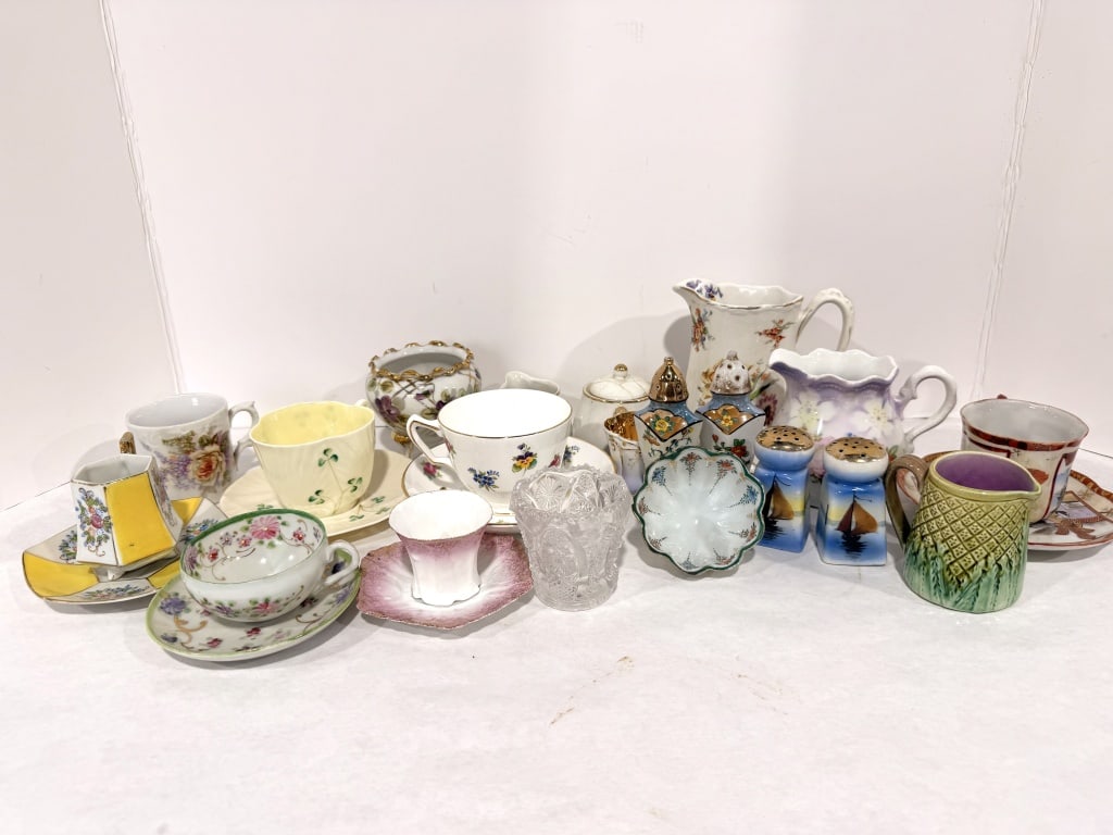 VINTAGE TEA CUPS AND GLASSWARE (1 of 5)