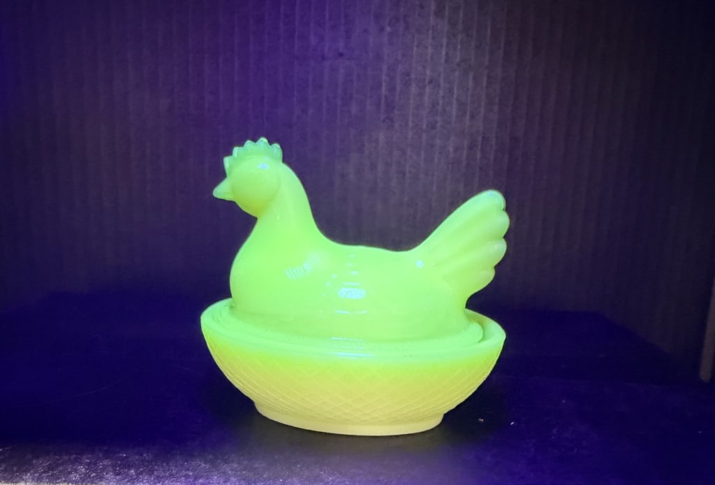 BOYDS GLASS CUSTARD HEN ON NEST: TESTED AND GLOWS. NO CHIPS OR CRACKS