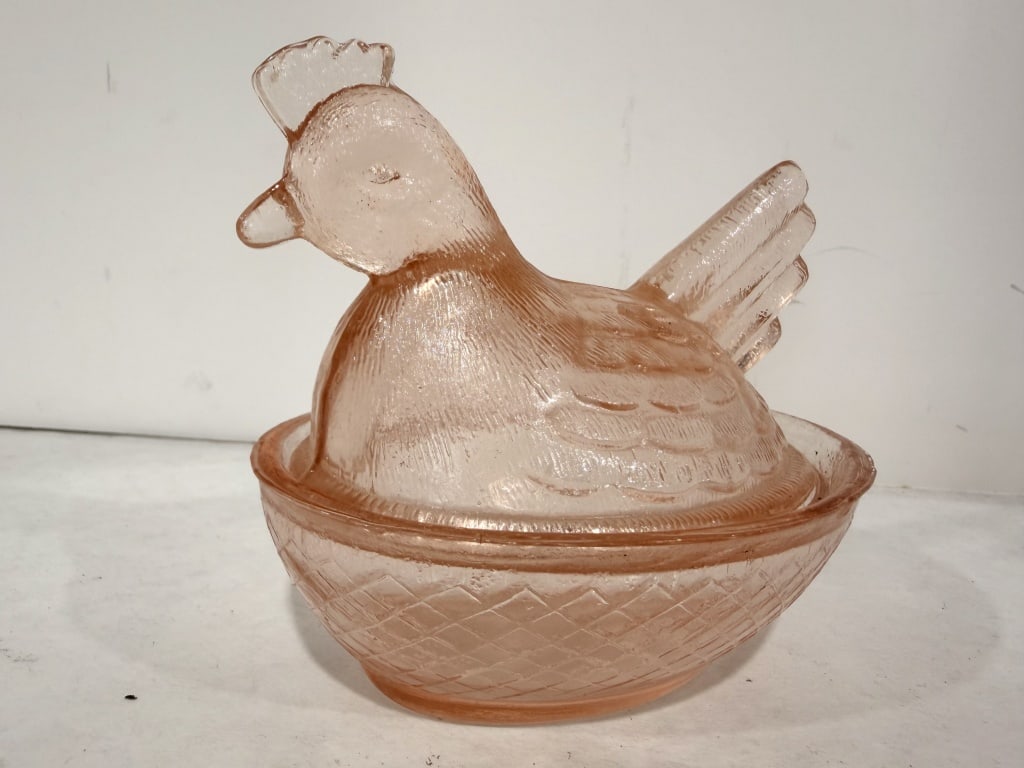 VINTAGE PINK GLASS HEN ON NEST (1 of 4)