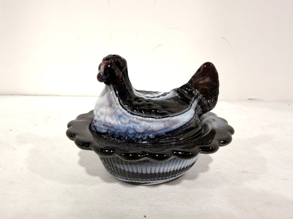 PURPLE SLAG GLASS HEN ON NEST MINI (1 of 5)