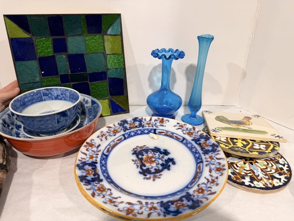 ASSORTMENT OF VINTAGE GLASSWARE (1 of 3)