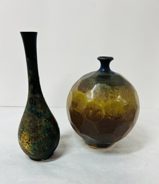 VINTAGE BUD VASE: LOT OF 2 VINTAGE BUD VASES