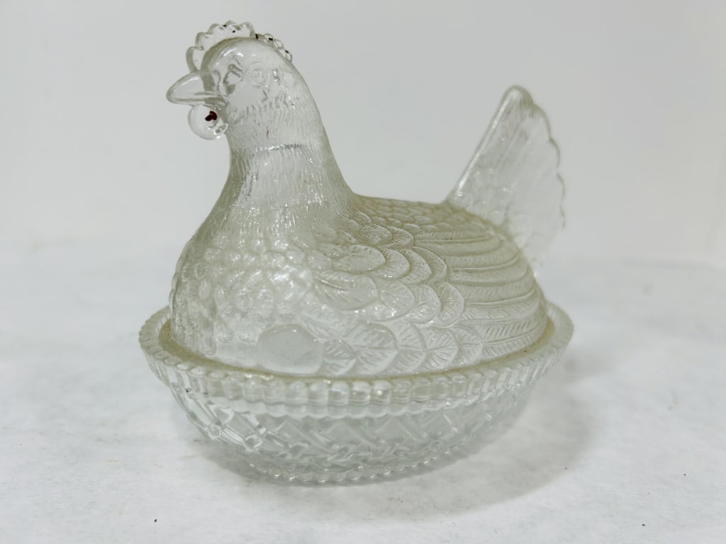 CLEAR HEN ON NEST: NO CHIPS OR CRACKS