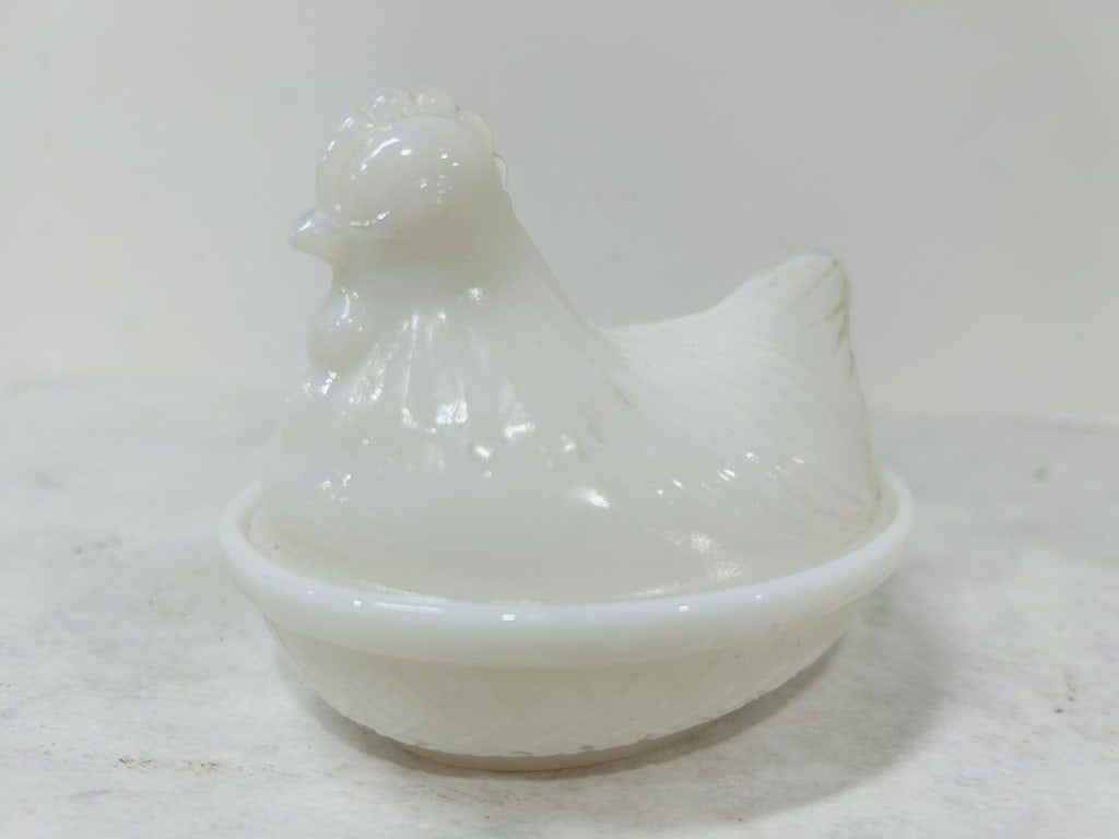 HAZEL ATLAS HEN ON NEST: NO CHIPS OR CRACKS