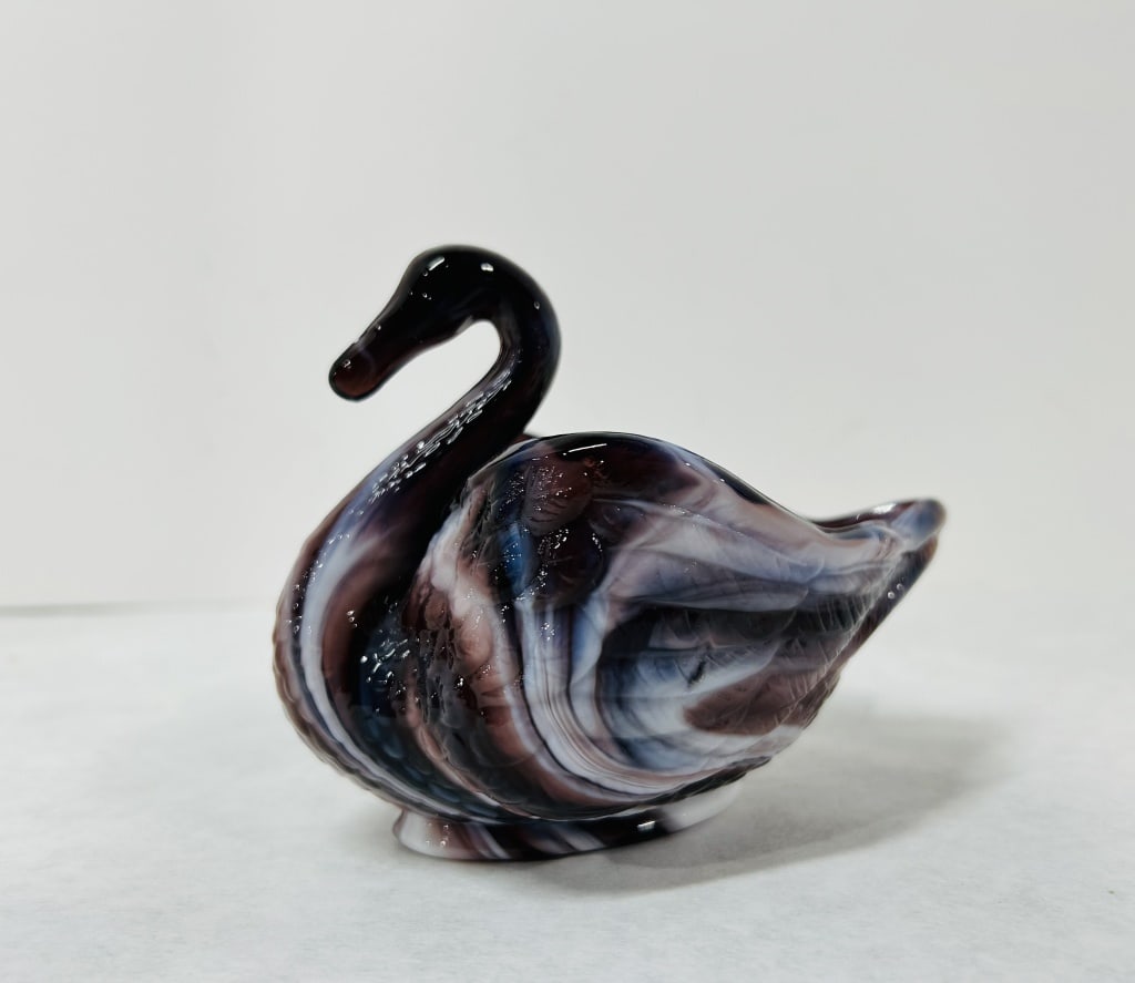 IMPERIAL PURPLE SLAG GLASS SWAN: NO CHIPS OR CRACKS