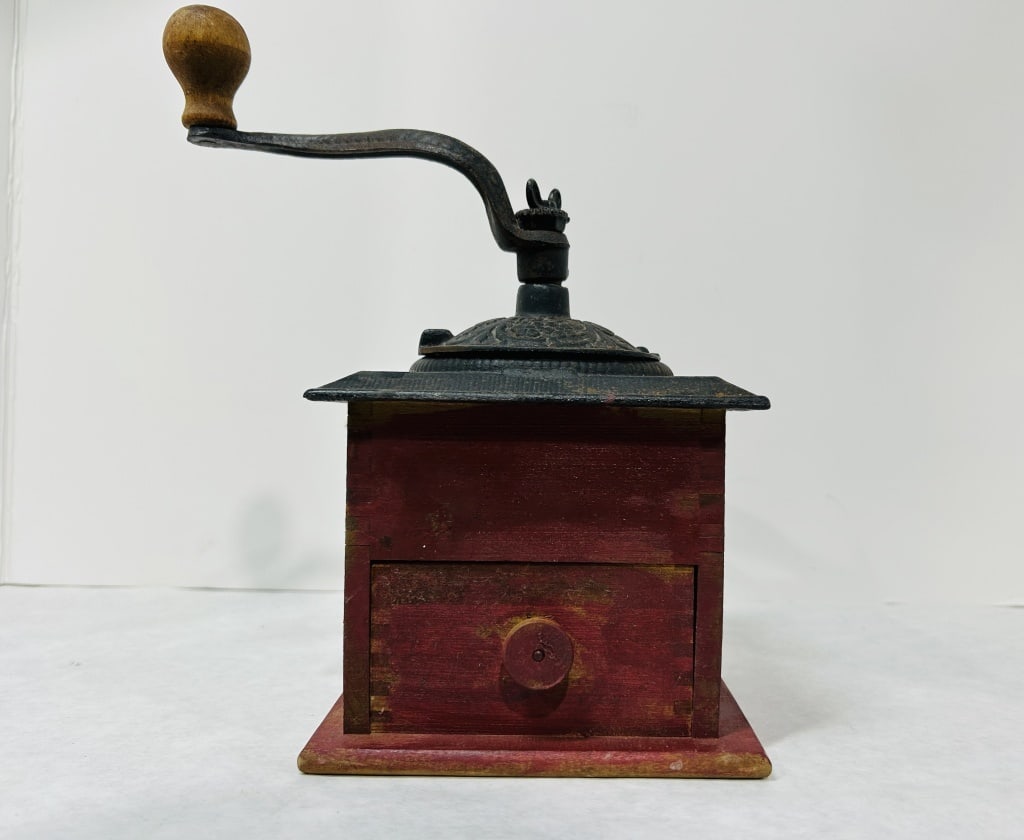 ANTIQUE CAST IRON COFFEE GRINDER (1 of 4)
