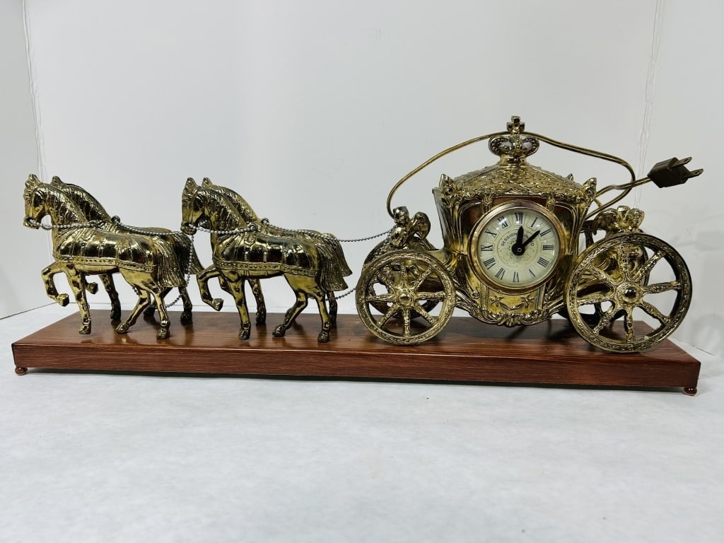VINTAGE UNITED CLOCK CORP CARRIAGE CLOCK: VINTAGE UNITED CLOCK CORP HORSE DRAWN CARRIAGE CLOCK