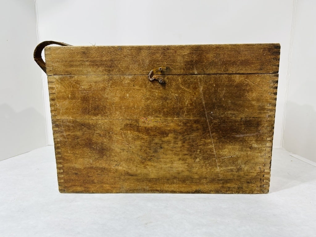 VINTAGE WOODEN BOX (1 of 3)