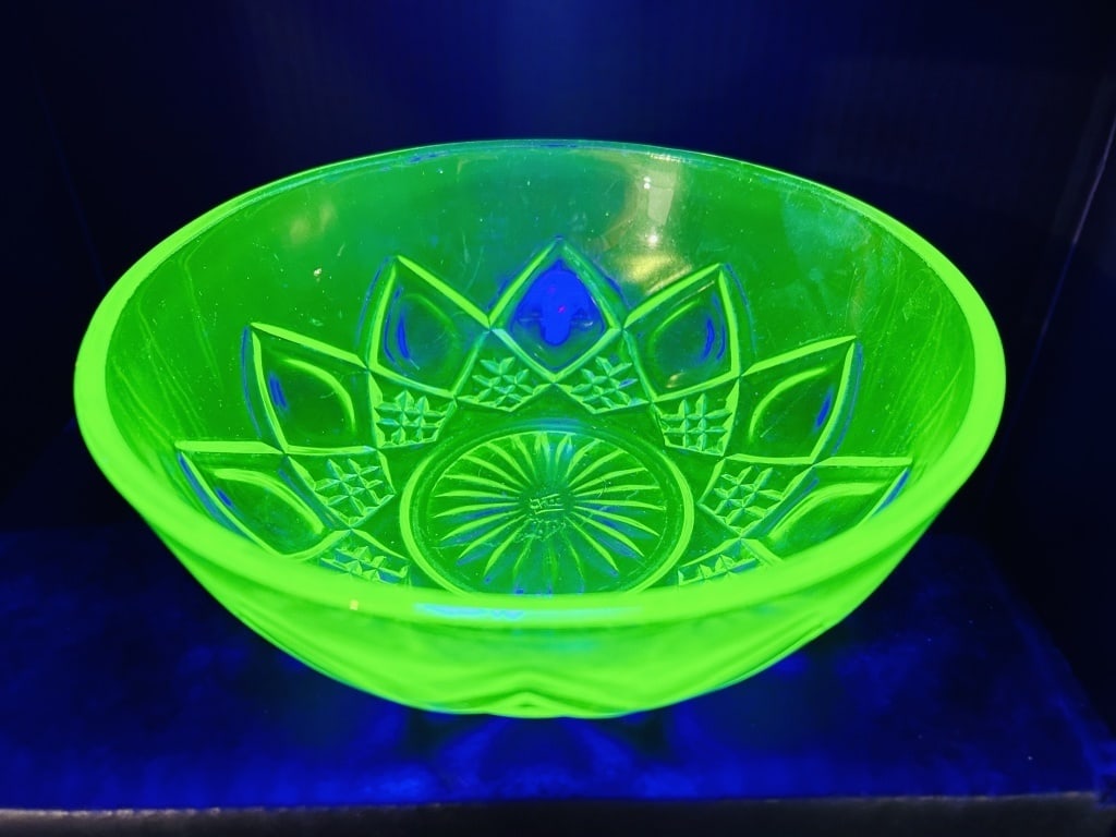 VINTAGE URANIUM GLASS BOWL: NO CHIPS OR CRACKS