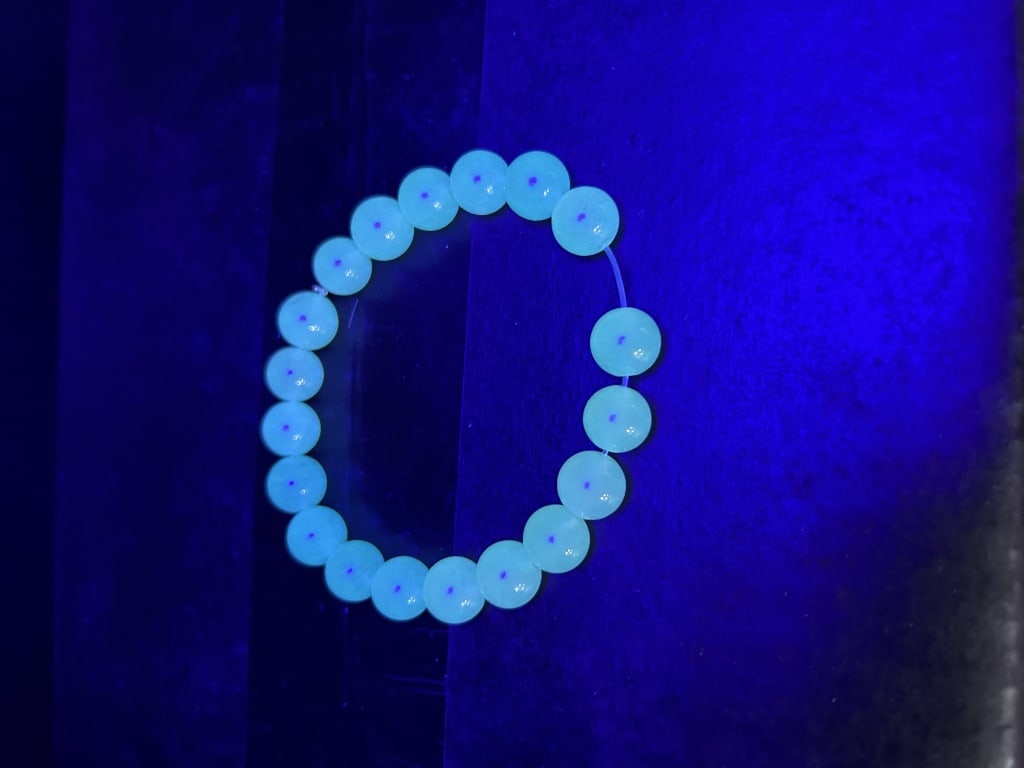 GREEN GLASS BEAD BRACLET GLOWS: GREEN GLASS BEAD BRACLET GLOWS UNDER BLACK LIGHT