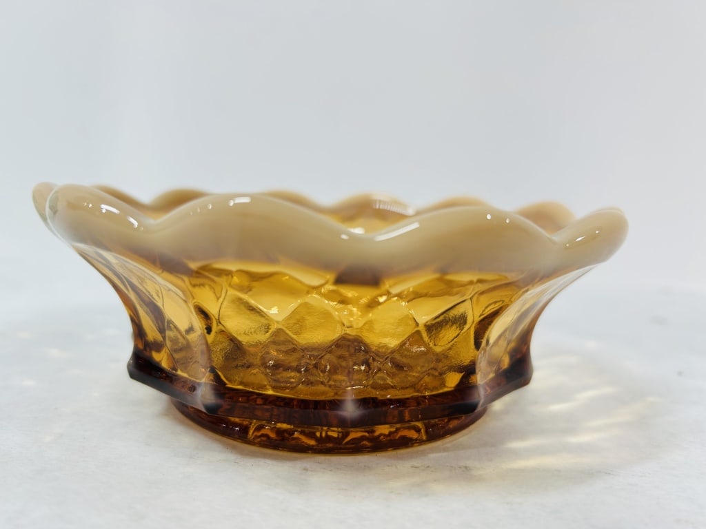 VINTAGE FENTON AMBER GRAPES AND DIAMONDS BOWL: VINTAGE FENTON AMVER OPALESCENT GRAPES AND DIAMONDS GLASS BOWL