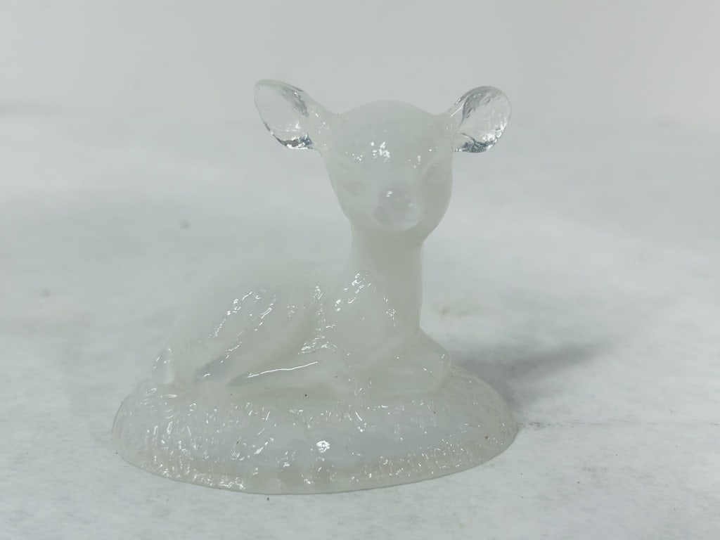 BOYD GLASS BINGO THE DEER WHITE: NO CHIPS OR CRACKS