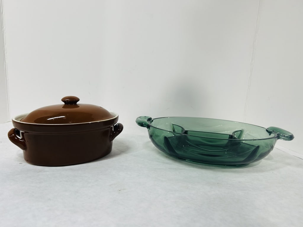 HALL CHINA CASSEROLE DISH: NO CHIPS OR CRACKS