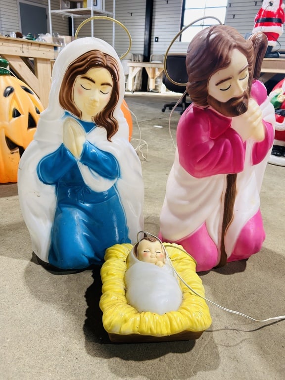 VINTAGE MANGER SCENE BLOW MOLDS (1 of 5)