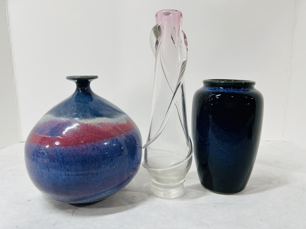 CERAMIC VASES: LOT INCLUDES 1 GLASS VASE AND 2 CERAMIC VASES