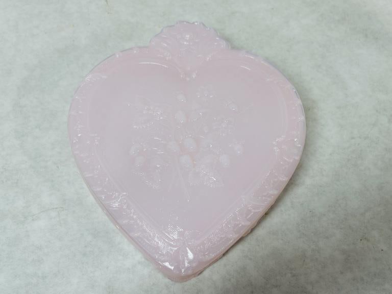 MOSSER CROWN TUSCAN STRAWBERRY FEILD HEART BOX: MOSSER - NEW