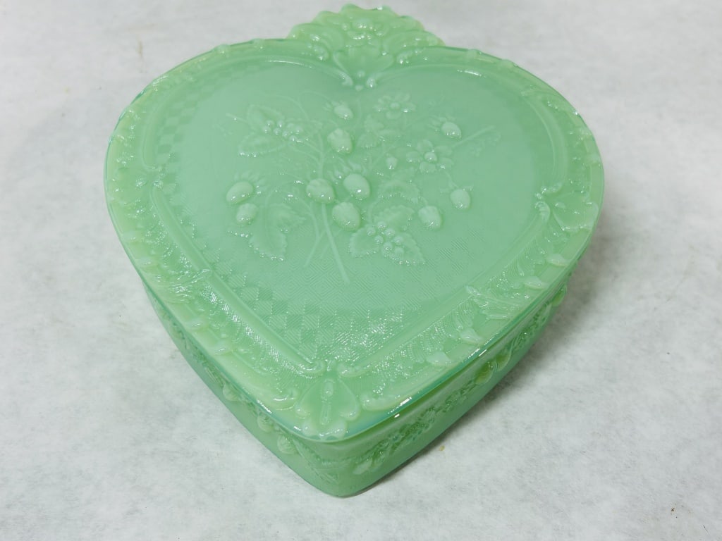 MOSSER JADITE STAWBERRY FEILD HEART BOX (1 of 4)