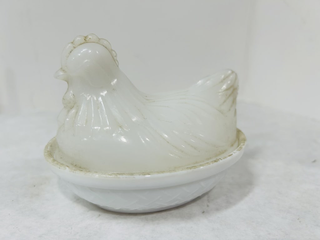 HAZEL ATLAS WHITE HEN ON NEST (1 of 3)