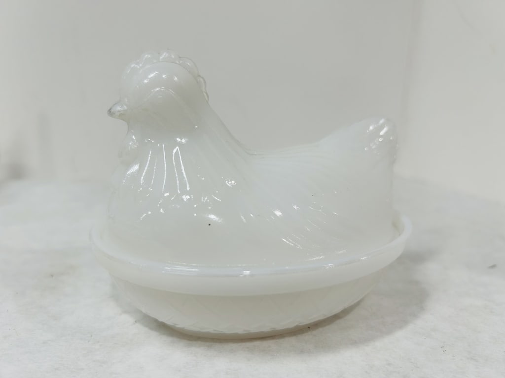 HAZEL ATLAS WHITE HEN ON NEST: NO CHIPS OR CRACKS