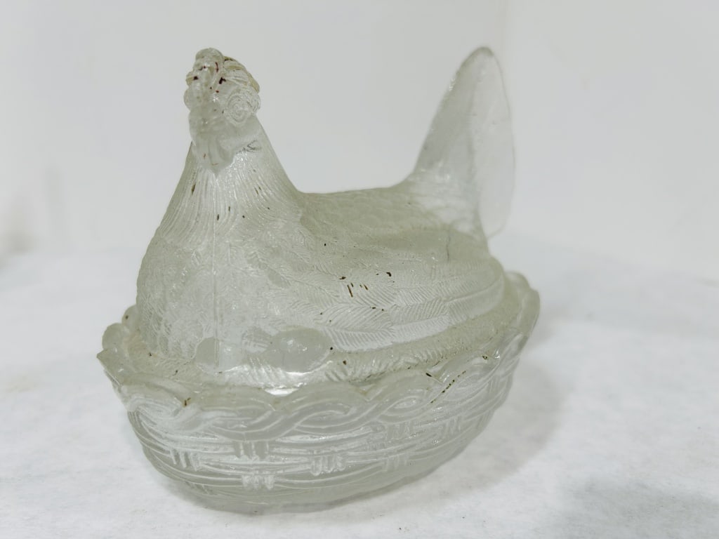 CLEAR HEN ON NEST: NO CHIPS OR CRACKS