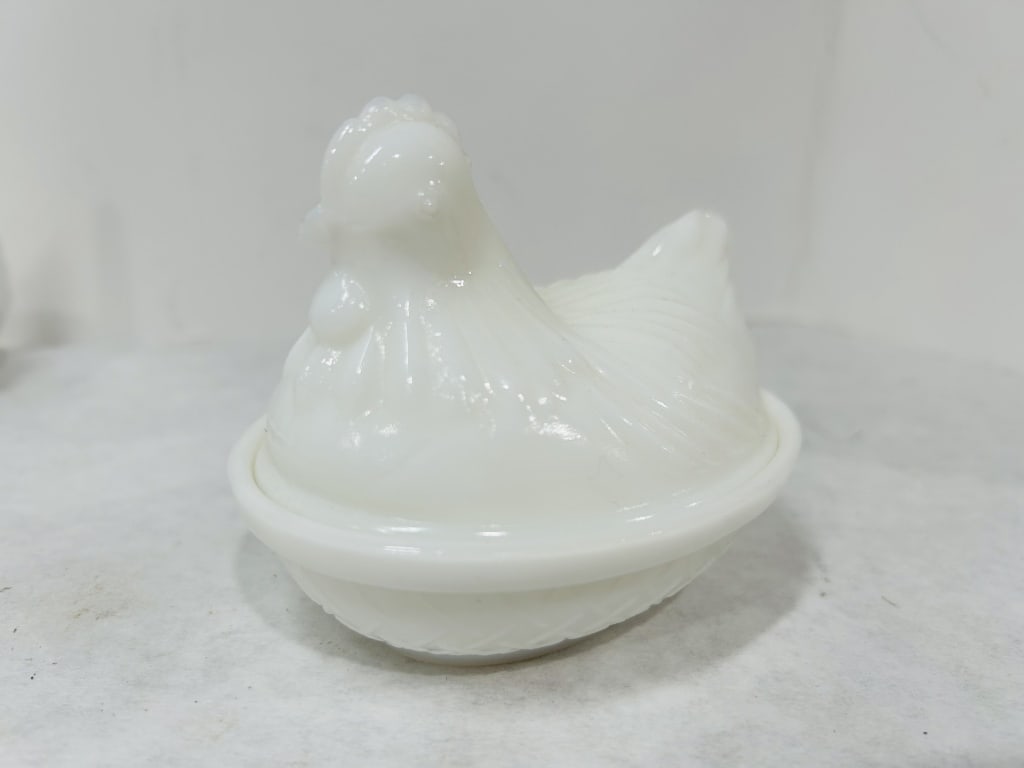 HAZEL ATLAS WHITE HEN ON NEST: NO CHIPS OR CRACKS