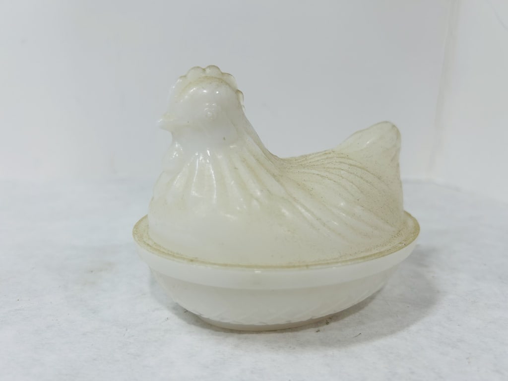 HAZEL ATLAS WHITE HEN ON NEST: NO CHIPS OR CRACKS