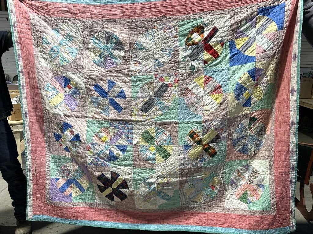 VINTAGE COLORFUL QUILT (1 of 3)